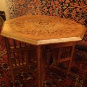 Table marocaine octogonale : haut. 60 cm, larg. 52 cm