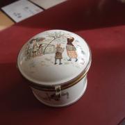 boîte à onguent en porcelaine décorée (salle de bains)